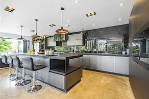 Designer Villa With spa and Magical Views, 5 bdr