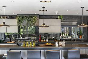 Designer Villa With spa and Magical Views, 5 bdr