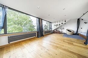 Designer Villa With spa and Magical Views, 5 bdr