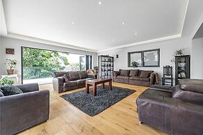 Designer Villa With spa and Magical Views, 5 bdr