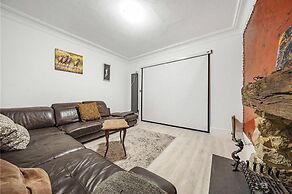 Designer Villa With spa and Magical Views, 5 bdr