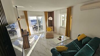 Apartment with terrace Roko