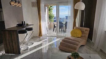 Apartment with terrace Roko