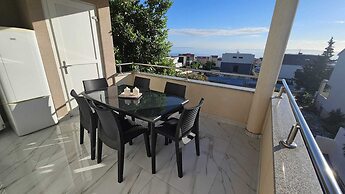 Apartment with terrace Roko