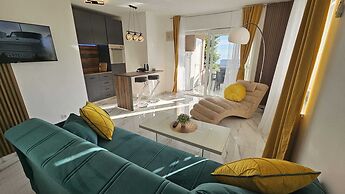 Apartment with terrace Roko