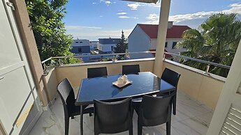 Apartment with terrace Roko
