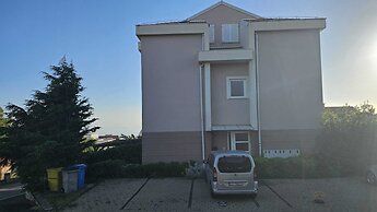 Apartment with terrace Roko