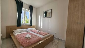 Apartment with terrace Roko