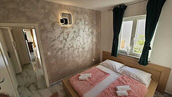 Apartment with terrace Roko