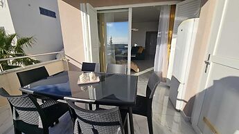 Apartment with terrace Roko