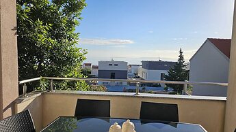 Apartment with terrace Roko