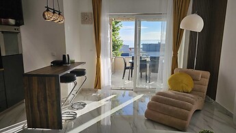 Apartment with terrace Roko