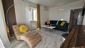 Apartment with terrace Roko