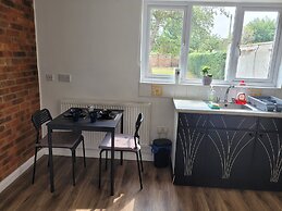 Luton City Escape - Modern 1BR Apartment