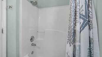 .2 Miles From Beach, Bright and Modern Townhome, 3bd, 3bth