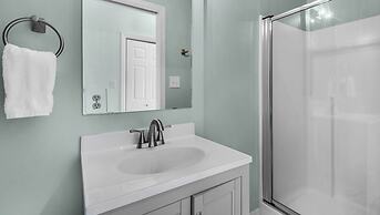 .2 Miles From Beach, Bright and Modern Townhome, 3bd, 3bth