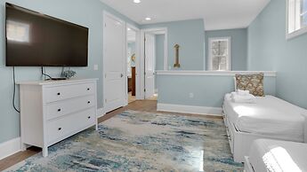 2 Golf Carts, Great Community Pool, Modern Charm