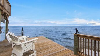 3br/3.ba With Dock, Deck/balcony and Fireplace