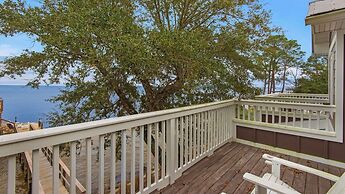 3br/3.ba With Dock, Deck/balcony and Fireplace