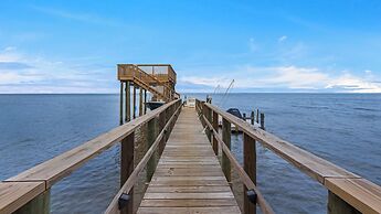 3br/3.ba With Dock, Deck/balcony and Fireplace