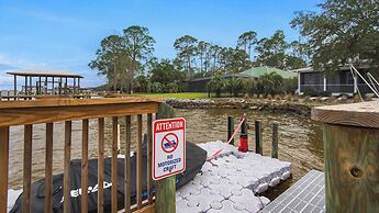 3br/3.ba With Dock, Deck/balcony and Fireplace