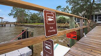 3br/3.ba With Dock, Deck/balcony and Fireplace