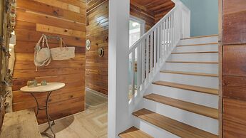 3br/3.ba With Dock, Deck/balcony and Fireplace