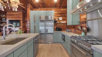 3br/3.ba With Dock, Deck/balcony and Fireplace