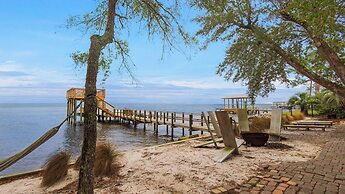 3br/3.ba With Dock, Deck/balcony and Fireplace