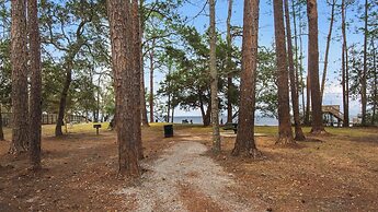 3br/3.ba With Dock, Deck/balcony and Fireplace