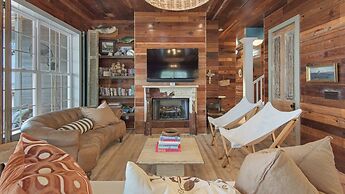 3br/3.ba With Dock, Deck/balcony and Fireplace