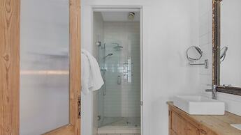 3br/3.ba With Dock, Deck/balcony and Fireplace