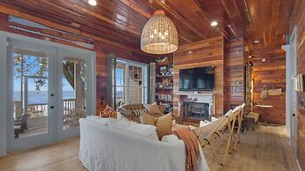 3br/3.ba With Dock, Deck/balcony and Fireplace