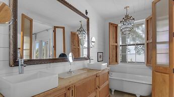 3br/3.ba With Dock, Deck/balcony and Fireplace