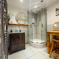 Captivating 1-bed Cabin in Newmarket