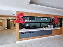 OYO 75495 Ratchadadome Hostel Bangkok