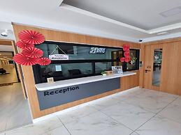 OYO 75495 Ratchadadome Hostel Bangkok