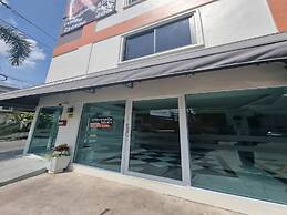 OYO 75495 Ratchadadome Hostel Bangkok