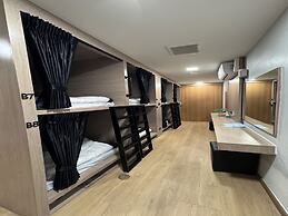 OYO 75495 Ratchadadome Hostel Bangkok