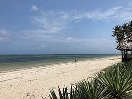 Ahadi Beachfront 2 Bedroom by YourHost