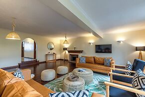 Riverside Tropical oasis 4bedroom