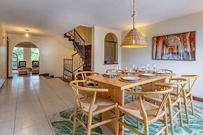Riverside Tropical oasis 4bedroom