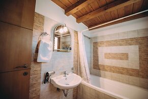 Trikalioti's Lush Estate Apt Afrodity