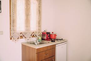 Trikalioti's Lush Estate Apt Afrodity