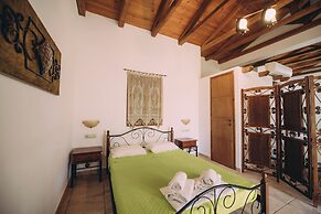 Trikalioti's Lush Estate Apt Afrodity