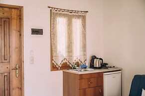 Trikalioti's Lush Estate Apt Arethousa