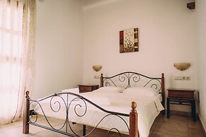 Trikalioti's Lush Estate Apt Arethousa