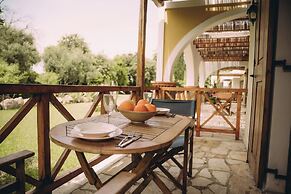 Trikalioti's Lush Estate Apt Eleni