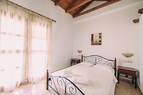 Trikalioti's Lush Estate Apt Eleni