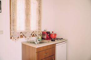 Trikalioti's Lush Estate Apt Eleonora